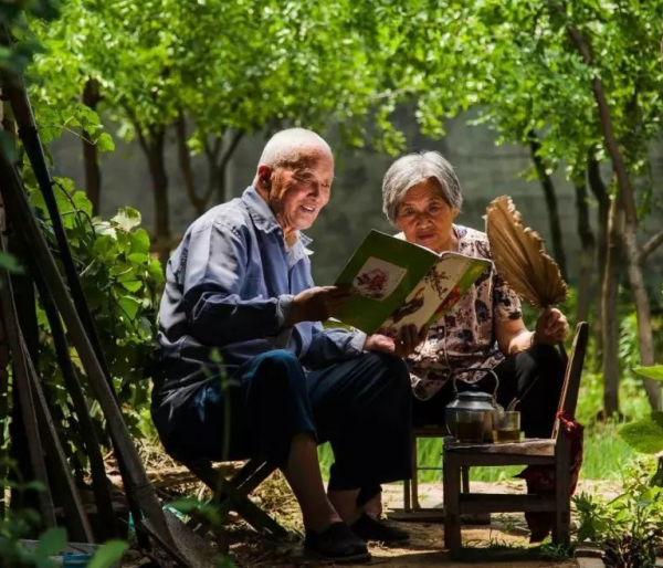 為啥老人身上有一股怪味？建議55歲後，堅持3個習慣，或老了沒味