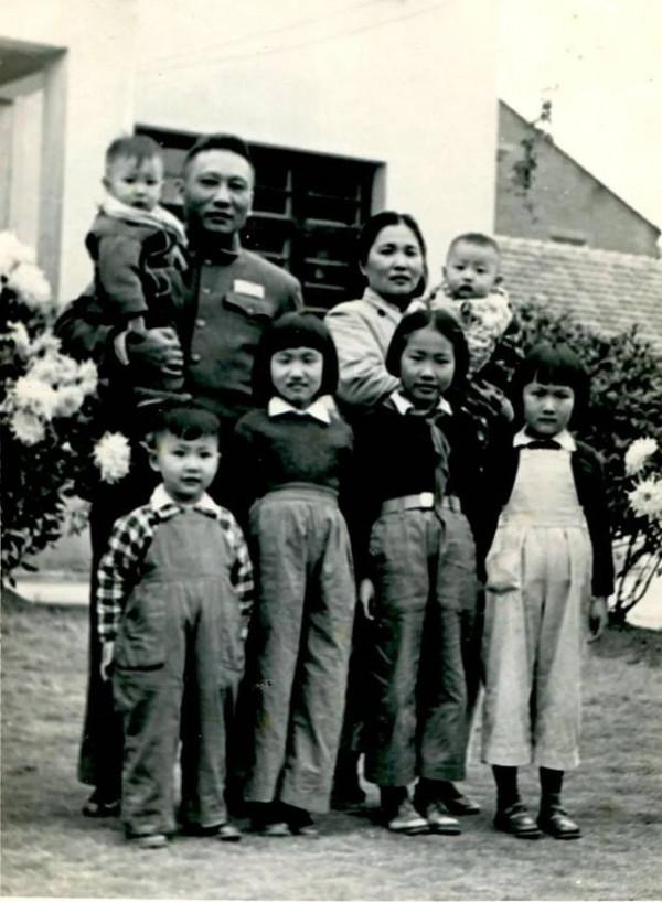 低調開國上將，夫人在醫院看病被嘲笑鄉巴佬，8個兒女無人授將銜