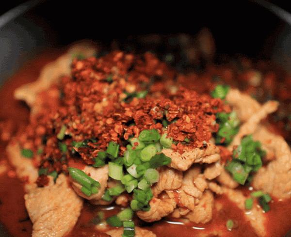 這才是“水煮肉片”正宗做法，味道香辣肉片嫩滑，詳細步驟教給你