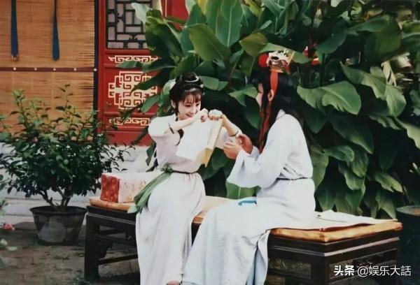 紅樓夢名場面，六版晴雯撕扇，誰靈巧可愛，誰在鬧笑話？