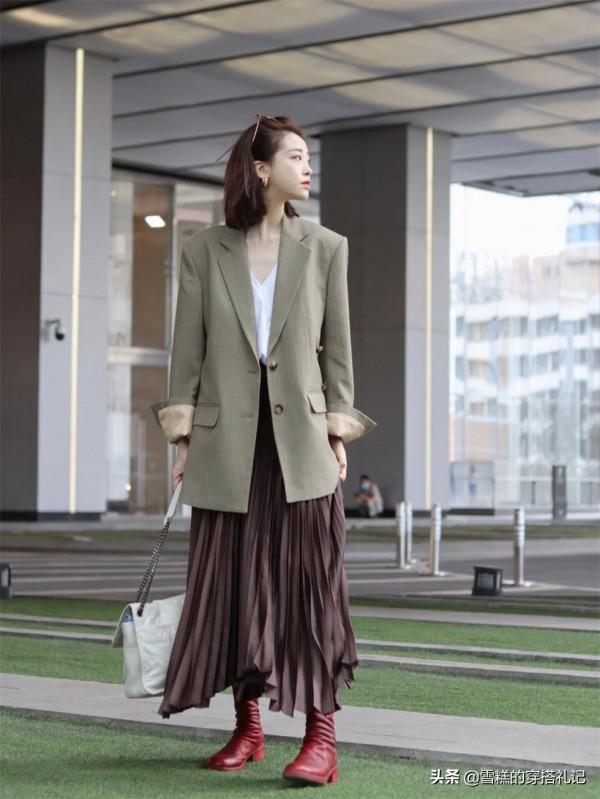 “長裙+短靴”=早秋最美穿搭！遮肉顯高還時髦，日常通勤都適合