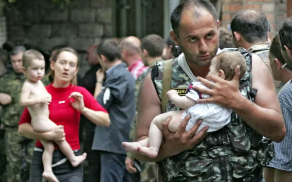 明星通通靠邊站！國防部長帶小學生開坦克，俄式國防教育瞭解一下