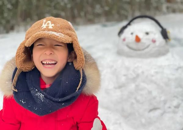 姚晨分享女兒與恩師合照，5歲小茉莉雙腿細長，穿著芭蕾服有氣質