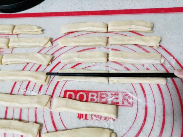 炸油條用放酵母嗎?教你正確的做法,出鍋金黃酥脆,放涼了也不硬 炸油條用放酵母嗎?教你正確的做法,出鍋金黃酥脆,放涼了也不硬