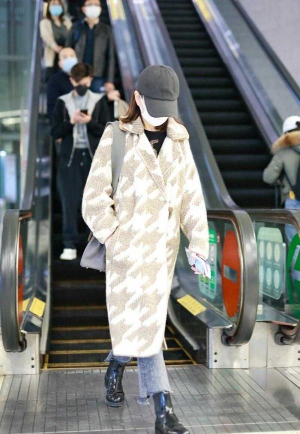 王琳比年輕人還會穿，大衣配9分褲顯瘦保暖，大媽們該學學