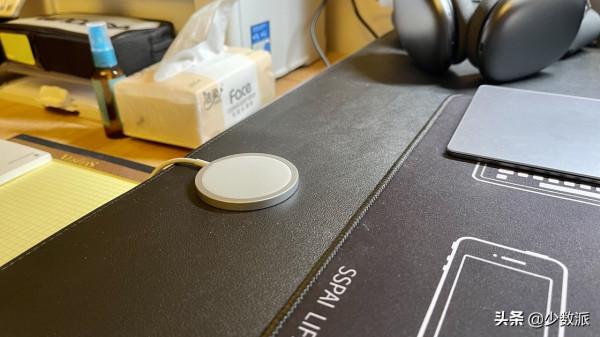 來分享 5 位作者好看又高效的桌面佈置