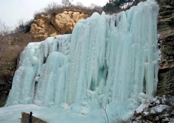 分享~冰瀑布，白色茫茫，晶瑩剔透，稀罕稀罕，太震撼啦