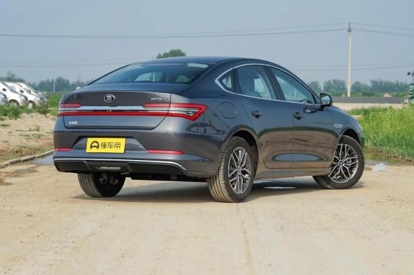 秦Pro EV，緊湊型車，軸距2718毫米，行駛品質良好