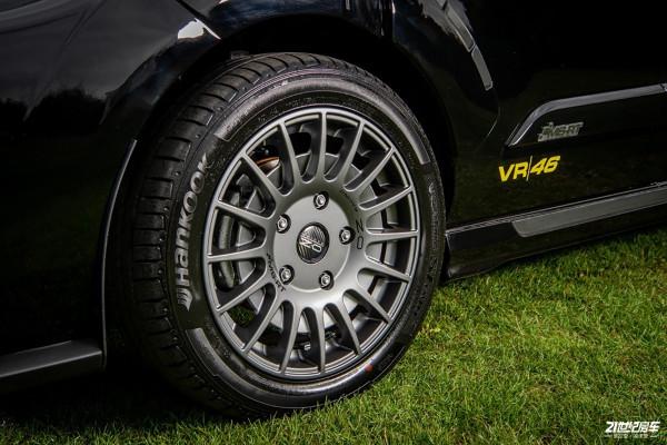 打個樣?全身黑化運動套件,這樣改裝的福特房車夠酷炫 打個樣?全身黑化運動套件,這樣改裝的福特房車夠酷炫