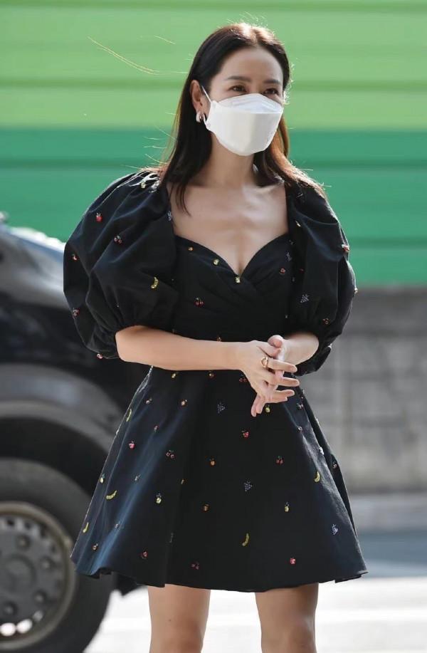 孫藝珍結婚後首次公開亮相！顏值慘跌，穿短裙身材暴瘦好憔悴