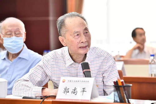 石油科學家要攀登世界科技的屋脊