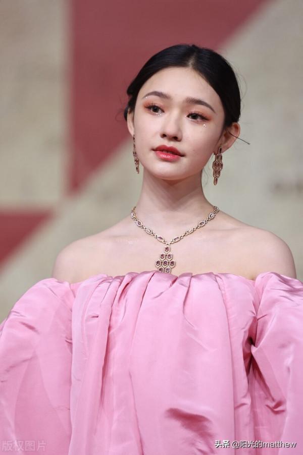 第34屆金雞獎閉幕紅毯:群星歡聚,林允粉色花苞裙真是仙女本人了 第34屆金雞獎閉幕紅毯:群星歡聚,林允粉色花苞裙真是仙女本人了