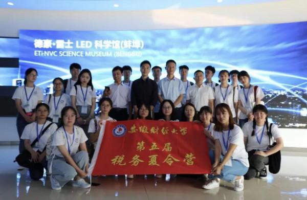 安徽財經大學迎新標語“火”了,網友們笑著調侃,語文老師哭了 安徽財經大學迎新標語“火”了,網友們笑著調侃,語文老師哭了