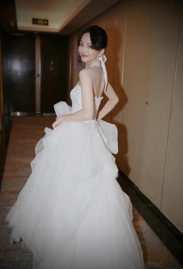 張韶涵如同皓月般皎潔的女神，清純甜美，可鹽可甜，楚楚動人