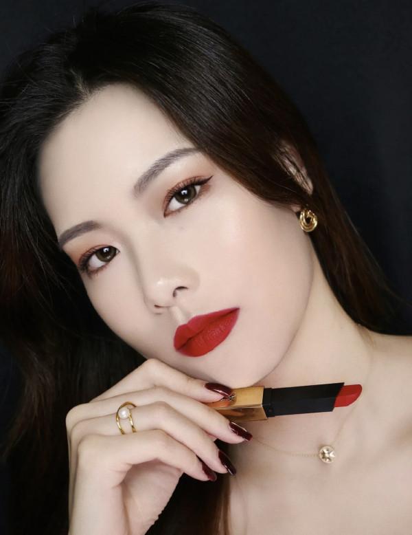 經典的正紅色，越看越好看，顯白又時髦，黃皮也能夠駕馭