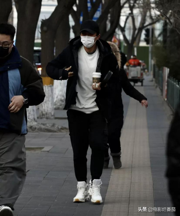 春晚五次聯排：趙麗穎緊身褲吸睛，沈騰眼神犀利，張小斐知性俏皮