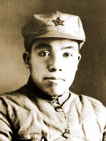 75年中央派人到新疆慰問，毛主席囑託：請放一束野花到我弟弟墓前