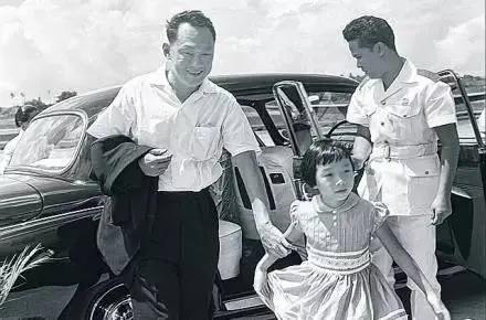 李瑋玲: 強悍到手撕總理哥哥, 目睹父親逝後椅子被移走, 卻崩潰到哭 李瑋玲: 強悍到手撕總理哥哥, 目睹父親逝後椅子被移走, 卻崩潰到哭