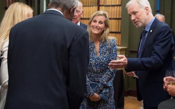 英女王最寵的兒媳氣質不輸女明星！碎花連衣裙搭披髮，知性且優雅