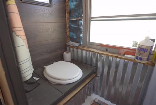 單親媽媽買下2004年舊校車,帶4個孩子在27㎡車內住1年,也是服了 單親媽媽買下2004年舊校車,帶4個孩子在27㎡車內住1年,也是服了