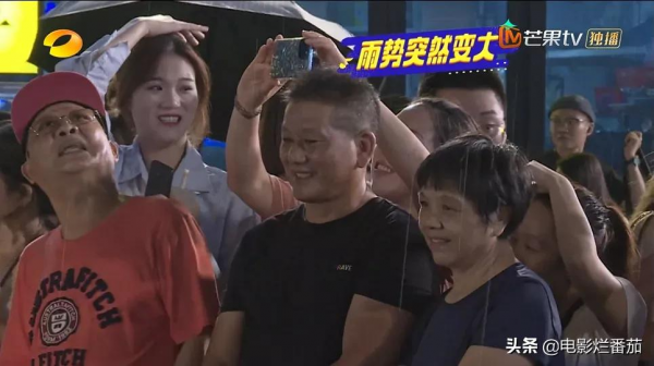 芒果臺真敢想，鳳凰傳奇被網約車小哥驚到，這露天K歌節目太帶勁