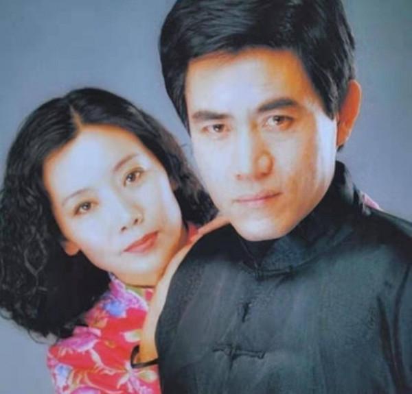 6位娛圈明星夫妻，從校服到婚紗，個個娶初戀，在一起最長40年