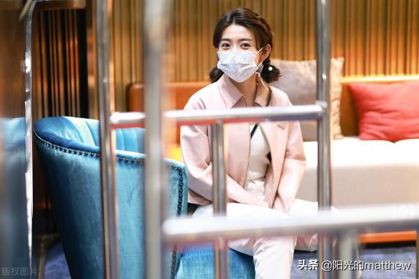 梁潔粉色皮夾克搭配白色錐形褲時尚酷風，對鏡揮手微笑甜美迷人