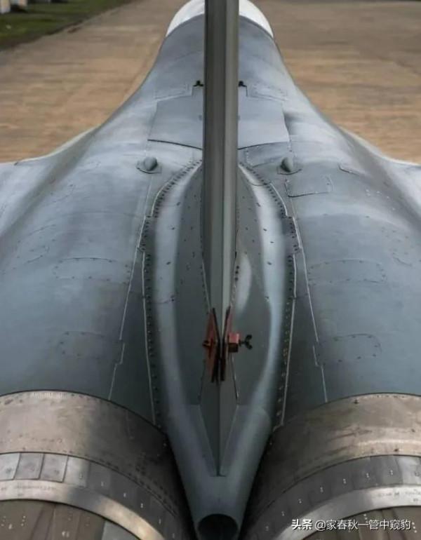 迪拜航展,出現了三款四代機,我們只派了兩架L15Aw 迪拜航展,出現了三款四代機,我們只派了兩架L15Aw