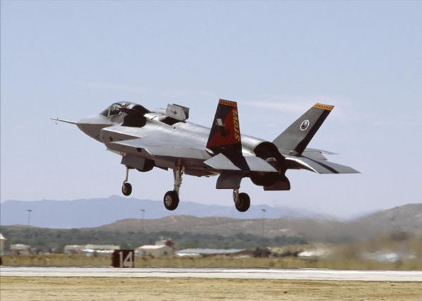 20世紀美國最瘋狂的計劃：5440噸的空中核航母，能飛行41天不落地