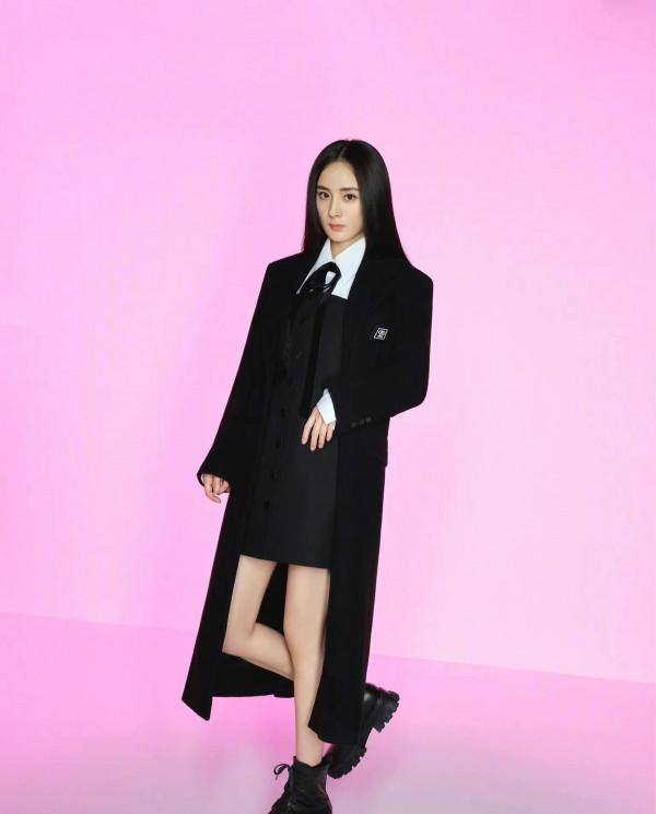 楊冪最新代言變爆款徹底火！接地氣大片拍出時髦感，造型太百搭