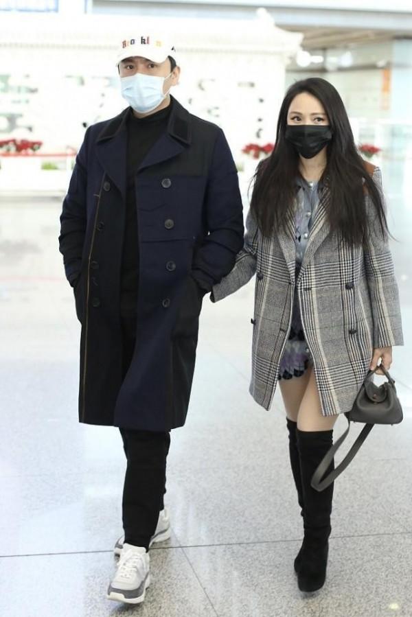 伊能靜終於認清年齡，穿格紋外套挺樸素的，有60後的樣子了