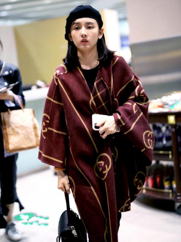 真搞不懂宋祖兒的新時尚，披塊兒毯子就出門了，但意外很有高階感