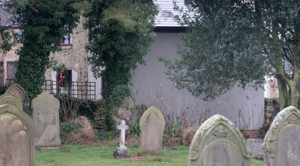 美國73歲老頭違規擴建自己房屋，拆除墓地破壞鄰居祖墳，引發眾怒