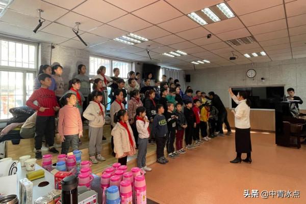 冬奧會歷史上首次由大山裡的孩子唱奧林匹克會歌，他們來自河北農村，最小的5歲，家鄉剛剛消除絕對貧困