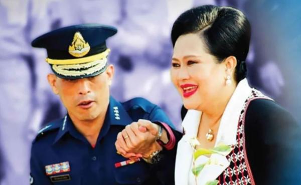 花心泰王也有孝順一面:外出和母親十指緊扣,彎腰給普密蓬扣衣服 花心泰王也有孝順一面:外出和母親十指緊扣,彎腰給普密蓬扣衣服