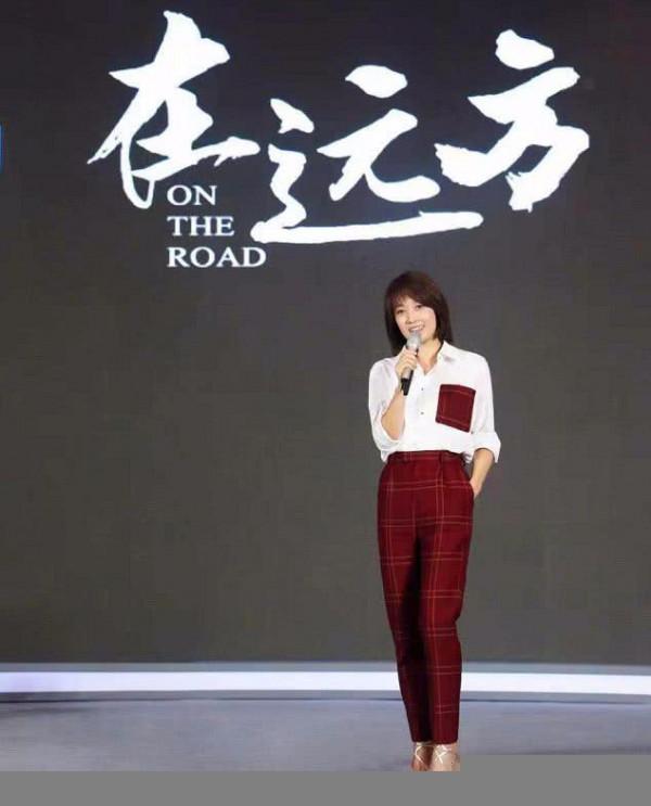 年後馬伊琍又富了？雙層黃金項鍊真閃，穿錯裙卻大減分