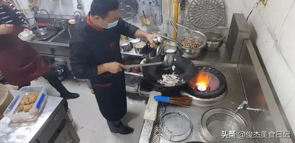 每次剩下的雞雜不要扔，做成乾鍋雞雜，香辣入味，脆嫩爽口