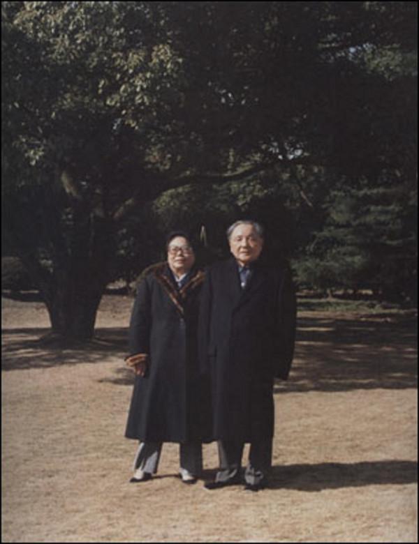 2009年，鄧小平夫人卓琳在京逝世，隔天清晨鄧家衚衕擺滿花圈