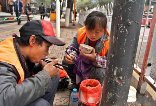 工地上的日常伙食菜品，00後表示吃不下，但70後卻吃得很香