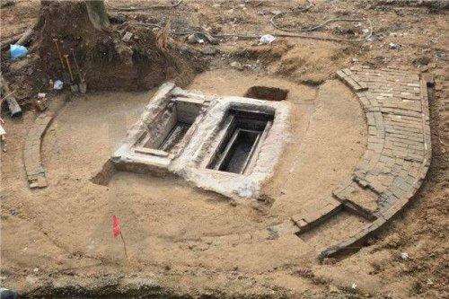 黑龍江扎龍村修路時，出土清代夫妻合葬墓，妻子或許是死於難產