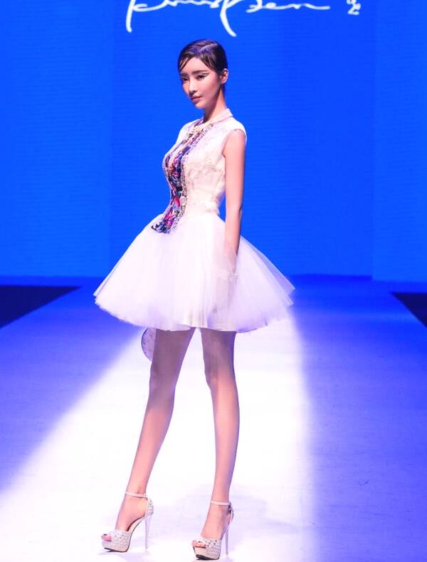 “白天鵝”孫藝娜走紅，芭蕾服穿出了精緻範，“人形朱䴉”舞絕美