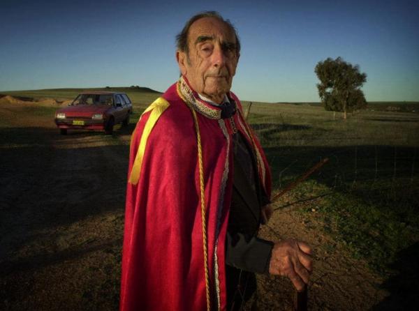 “以卵擊石”萊納德：帶23人建立國家，開拖拉機對抗澳大利亞50年