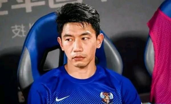 洛國富想為國足踢球，北京國安比利奇日子不好過，青島隊好事成雙