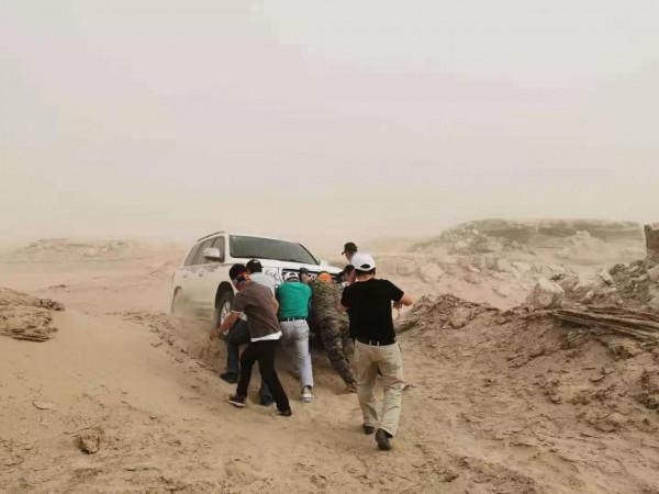 《無人區裡的穿行者們》