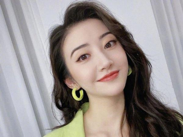 景甜穿淡綠西裝拍美照 披大波浪對鏡比耶活潑優雅兼具 景甜穿淡綠西裝拍美照 披大波浪對鏡比耶活潑優雅兼具