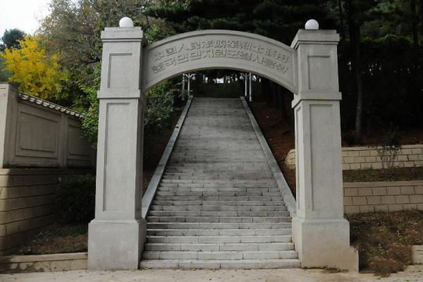 1955年毛岸英遷葬，朝鮮老婦：這是我兒子，誰也不能遷！她是誰？