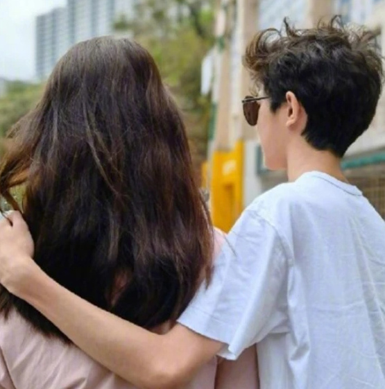 袁詠儀曬照為兒子慶生！15歲魔童身高已超170，眉眼酷似老媽顏值高