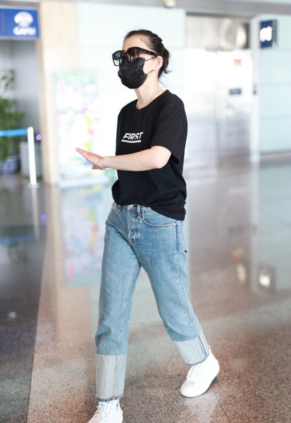 梅婷瘦身後太會穿了,黑色T恤配拼色牛仔褲走機場,簡約卻很高階 梅婷瘦身後太會穿了,黑色T恤配拼色牛仔褲走機場,簡約卻很高階