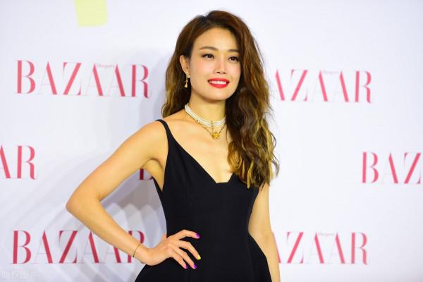 時尚芭莎慈善晚宴，Angelababy（楊穎）居然是歪的