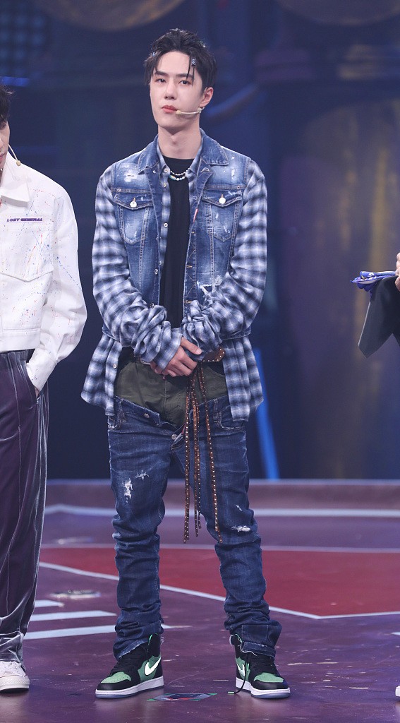 王一博不愧是男團出身，這一身牛仔造型好時髦，但褲子有點太個性